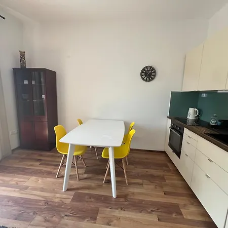 Voeroestorony Budapest